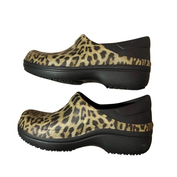 Crocs Triple Comfort Leopard Print Neria Pro Clogs Size 5 - Picture 3 of 7